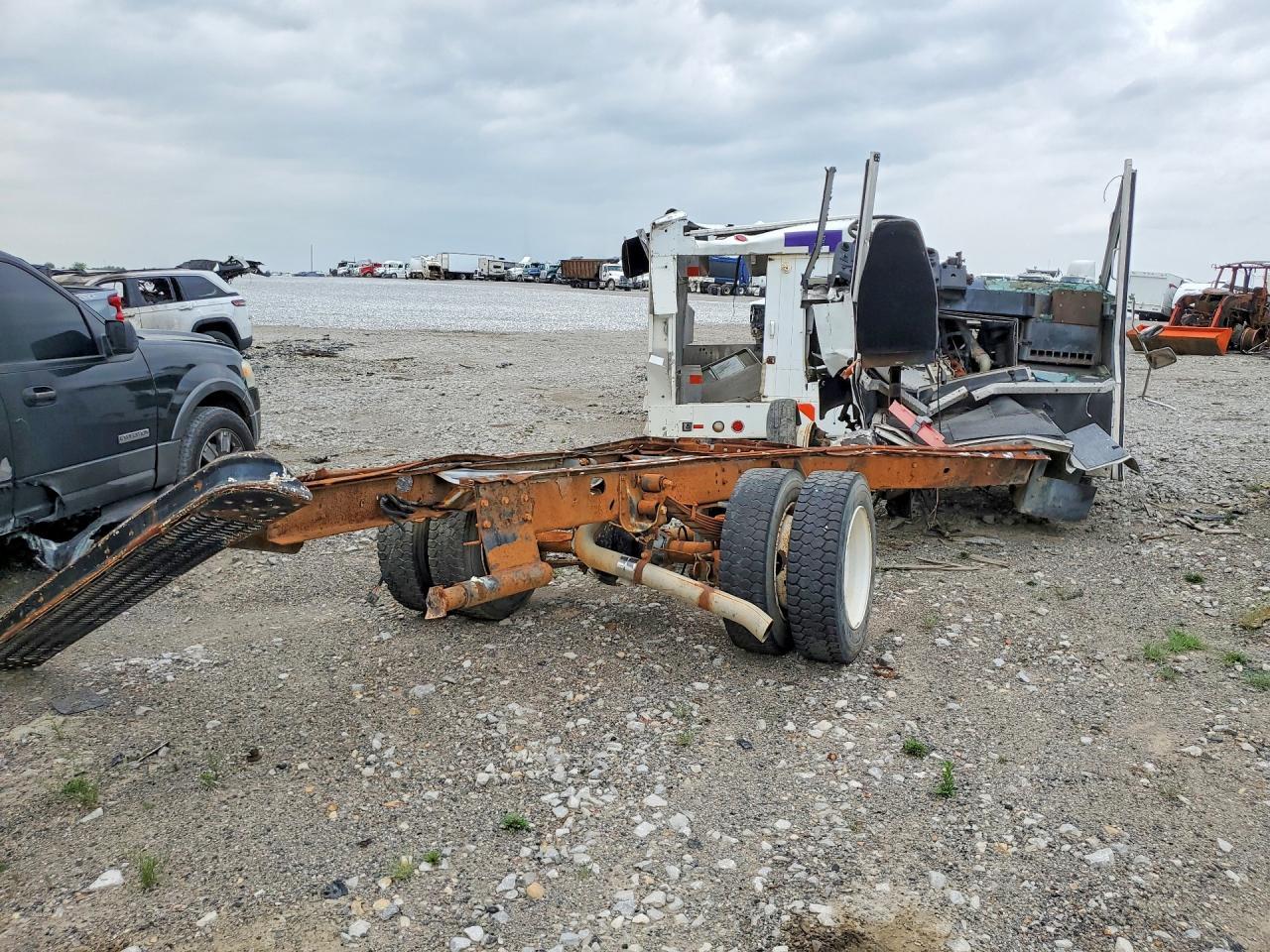 1999 Freigliner Chassis M Line