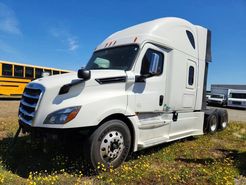 2020 Freightliner Cascadia 126 Semi Truck
