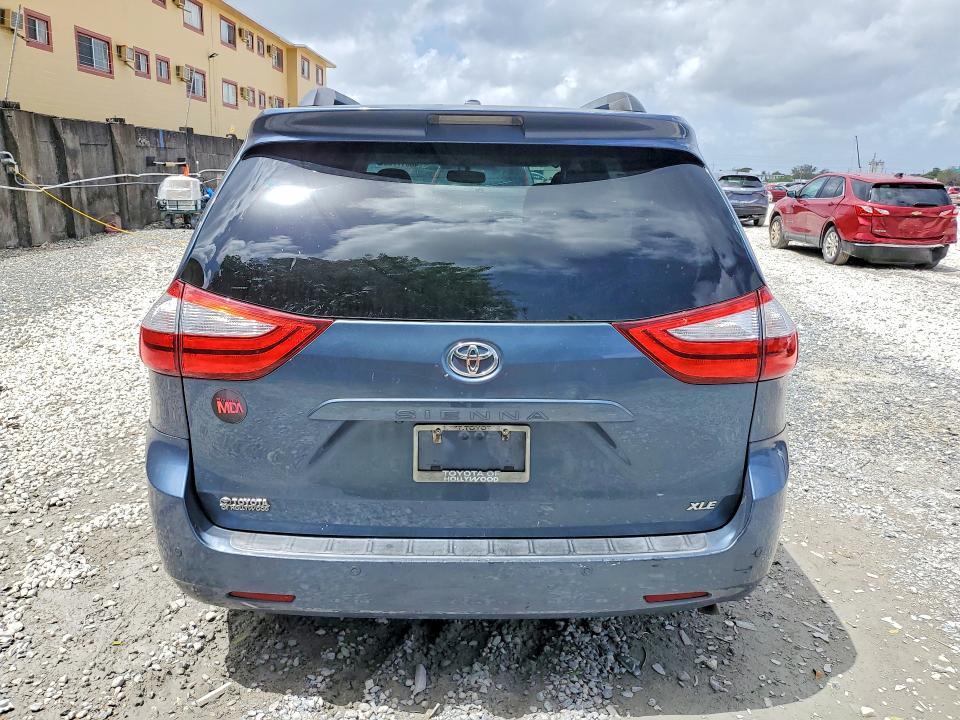 2015 Toyota Sienna xle 8-passenger