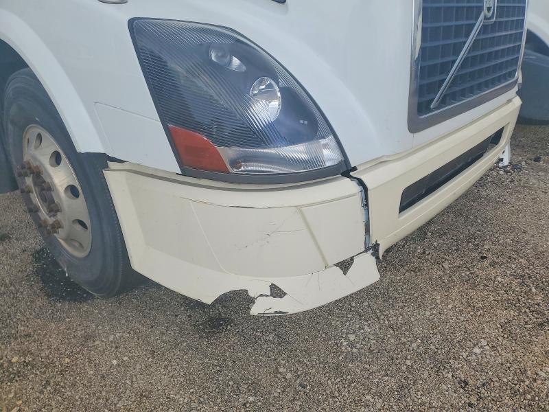 2012 Volvo VNL Semi Truck