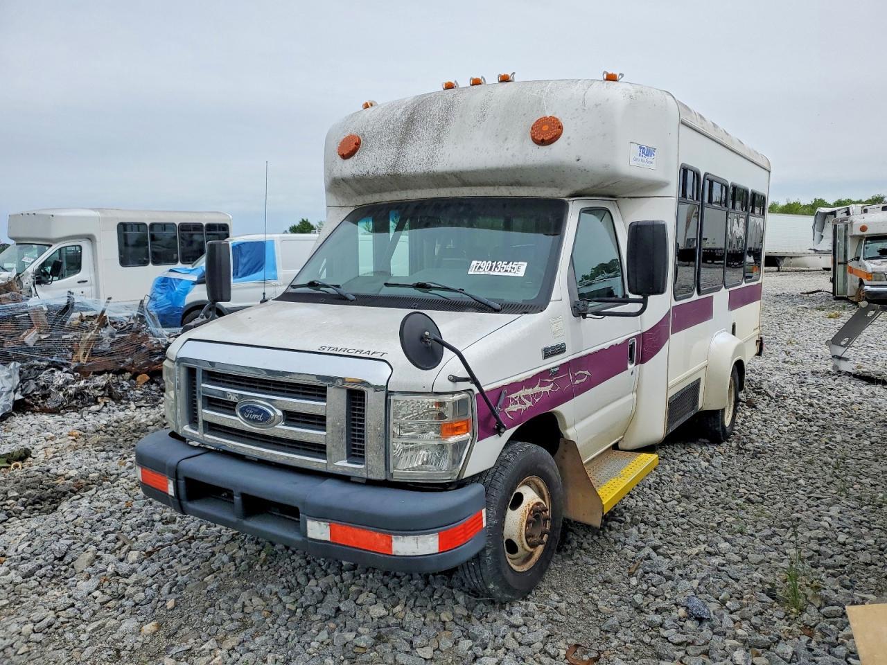 2014 Ford Econoline E350 Super Duty Cutaway Van