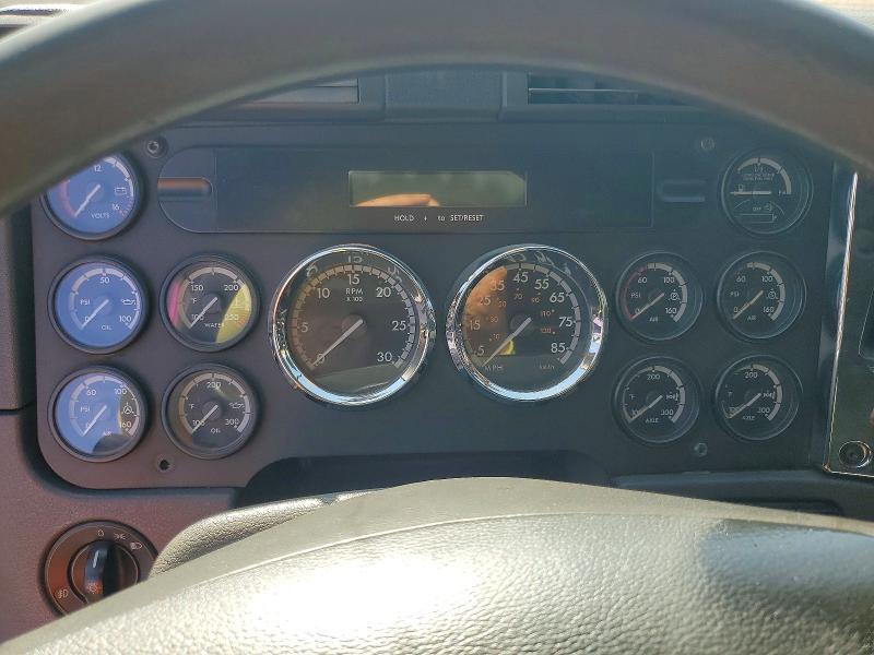 2012 Freigliner 2012 Freightliner Cascadia 113 Semi Truck