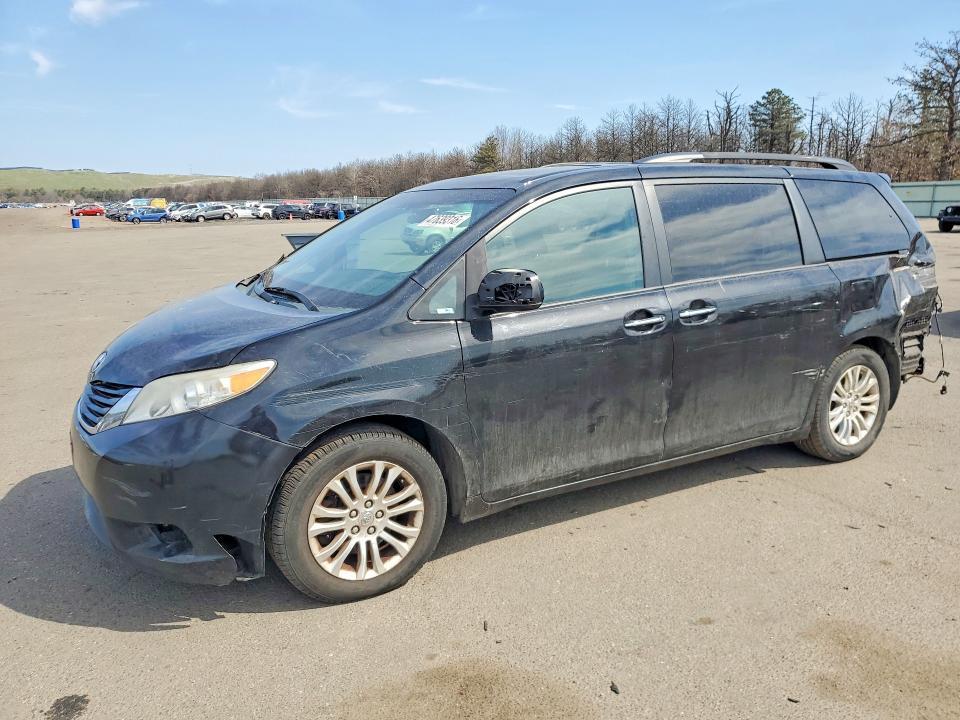 2013 Toyota Sienna xle 8-passenger