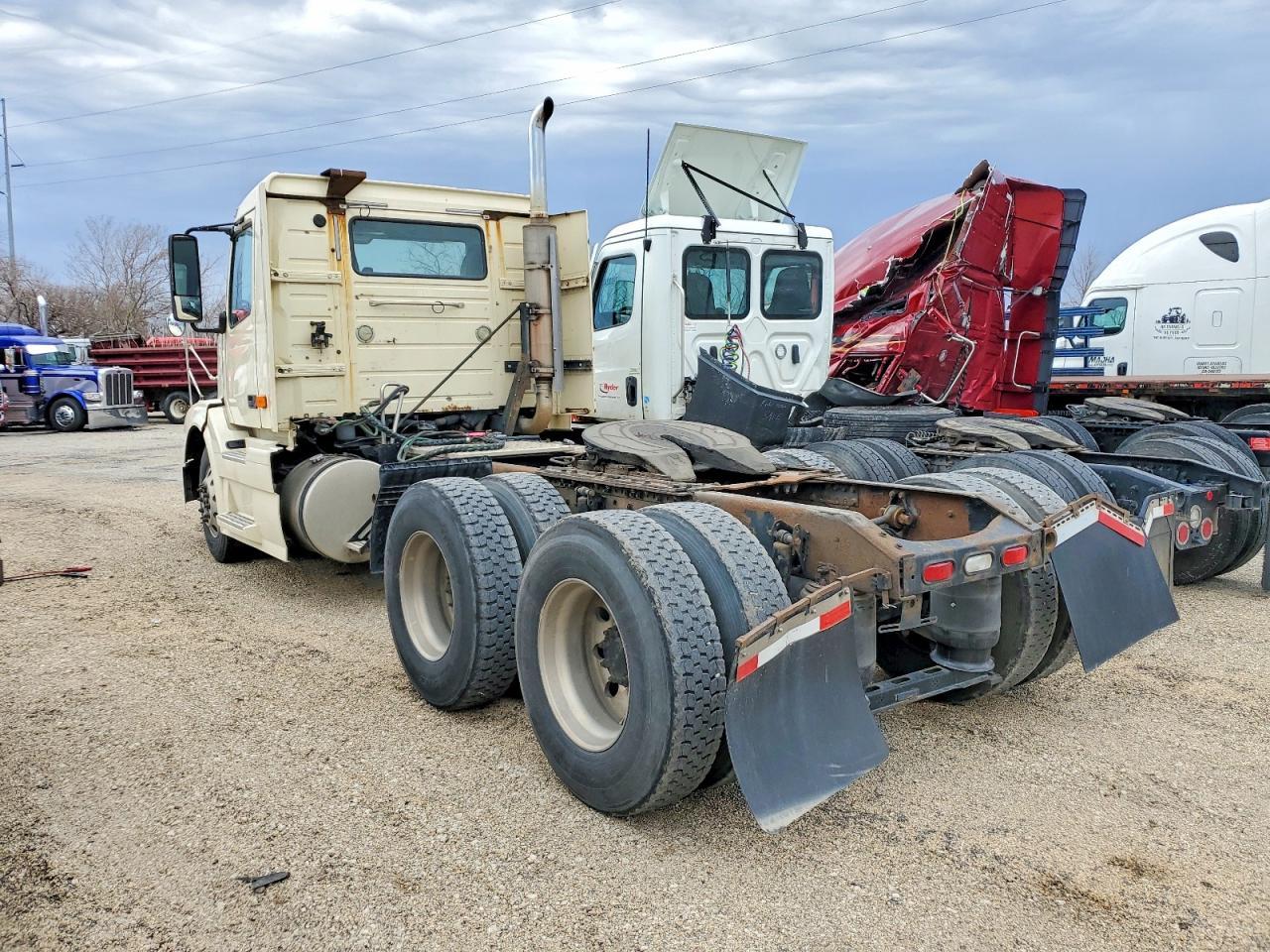 2006 Volvo VNL Semi Truck