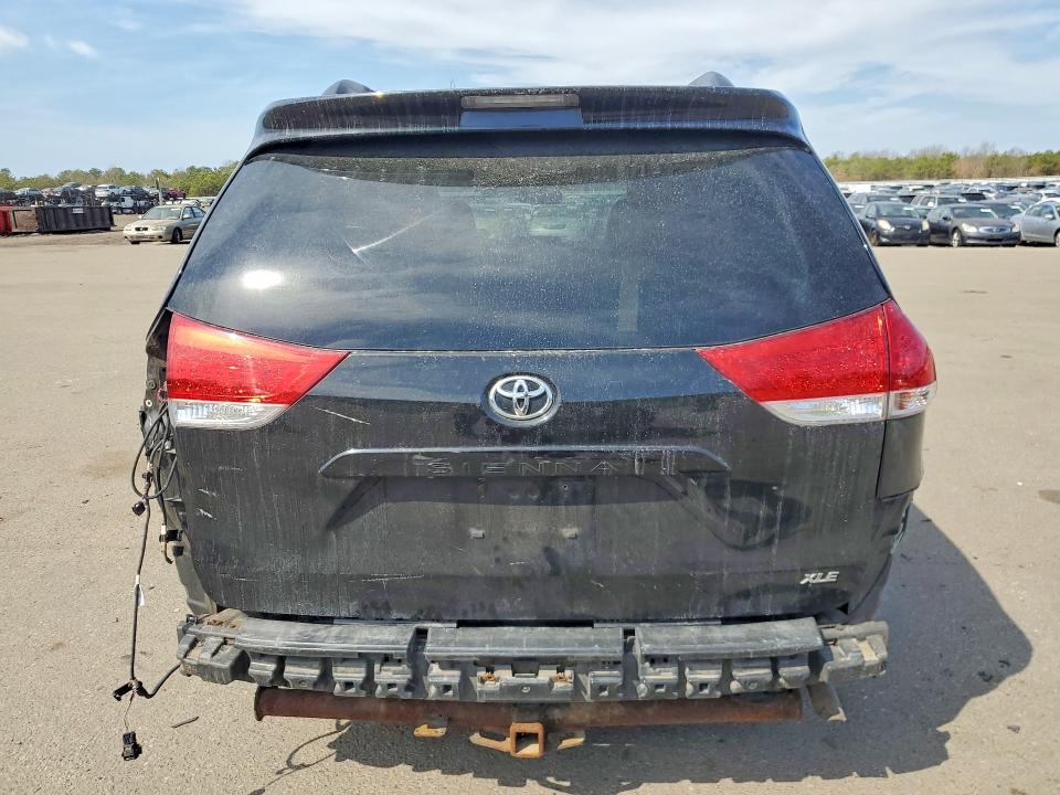 2013 Toyota Sienna xle 8-passenger