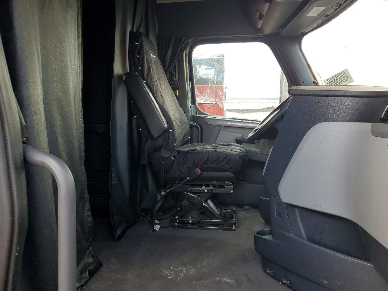 2021 Freigliner 2021 Freightliner Cascadia 126 Semi Truck