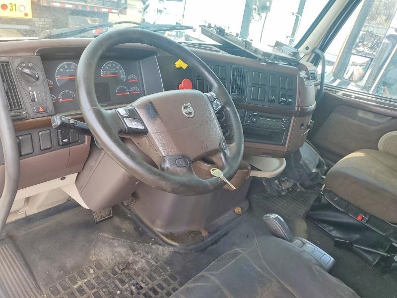 2015 Volv O VNL Semi Truck