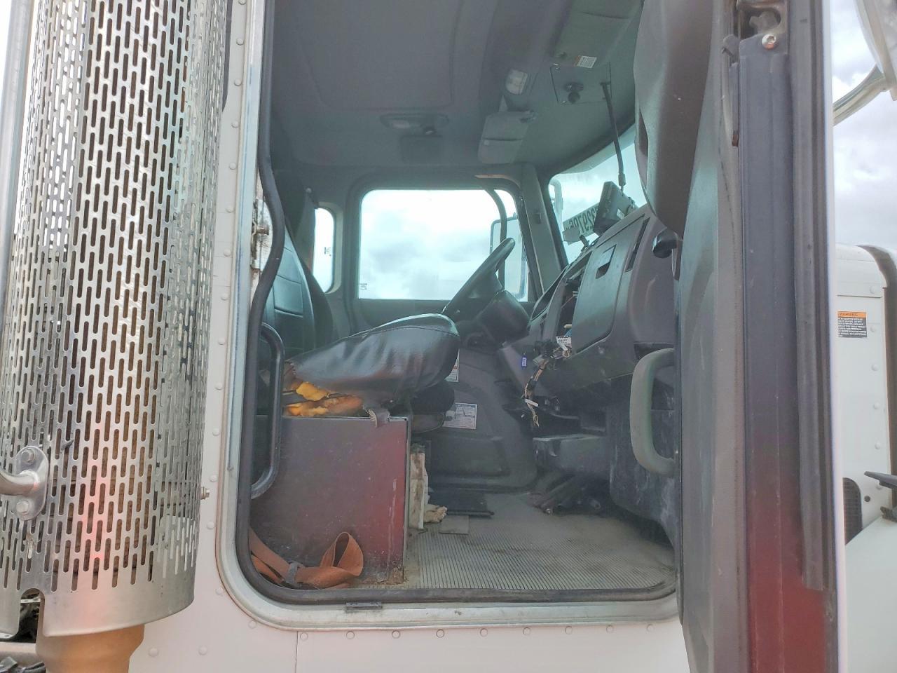2022 Peterbilt 348-Packer Garbage Truck