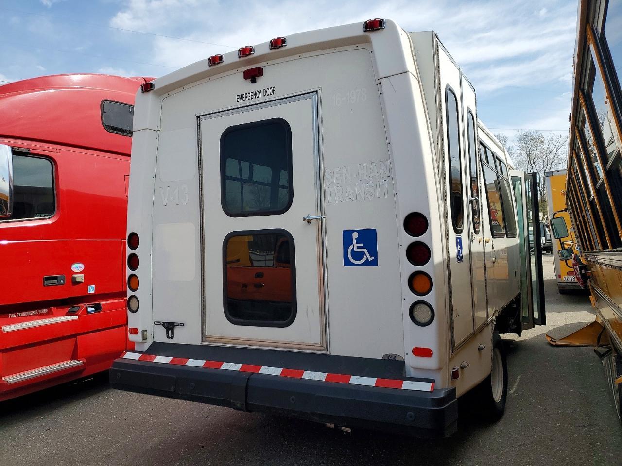 2018 Ford Econoline E450 Super Duty Cutaway Van