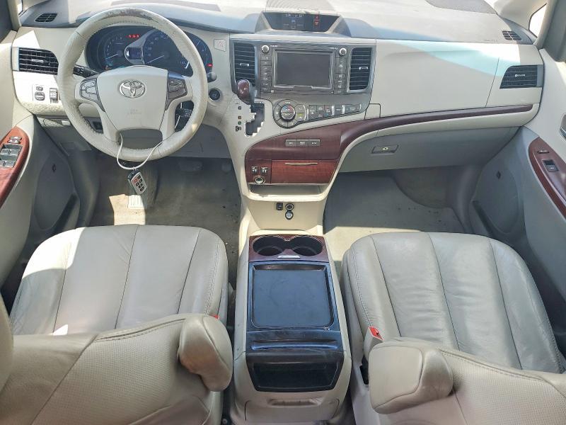 2011 Toyota Sienna xle 8-passenger