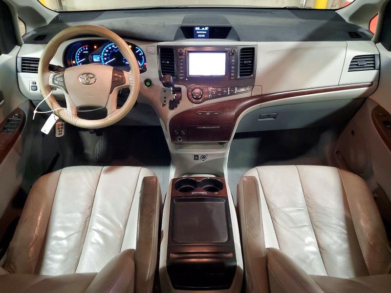 2011 Toyota Sienna xle 8-passenger