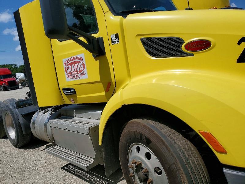2017 Peterbilt 579 Semi Truck