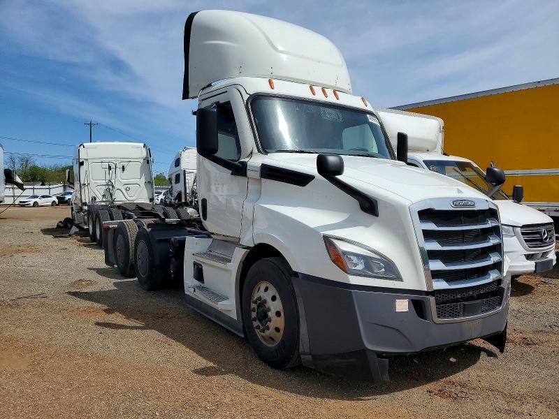2022 Freigliner 2022 Freightliner Cascadia 126 Semi Truck