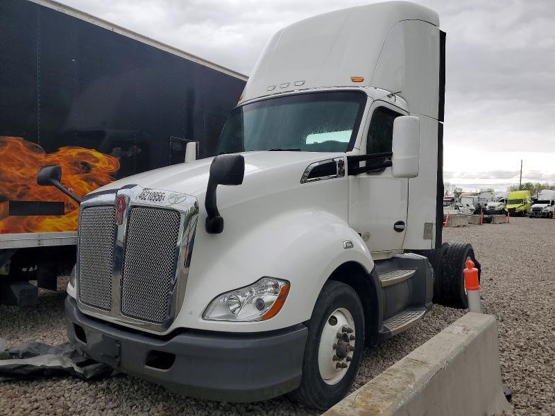 2016 Kenworth T680 Semi Truck