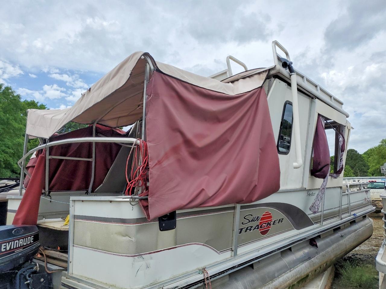 2001 Sun Tracker Boat