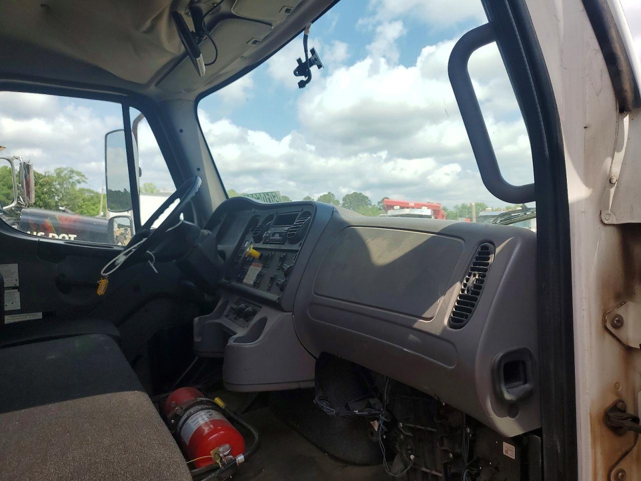 2016 Freigliner 2016 Freightliner Business Class M2 Flatbed Truck