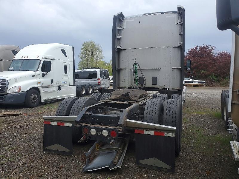 2014 Kenworth T680 Semi Truck