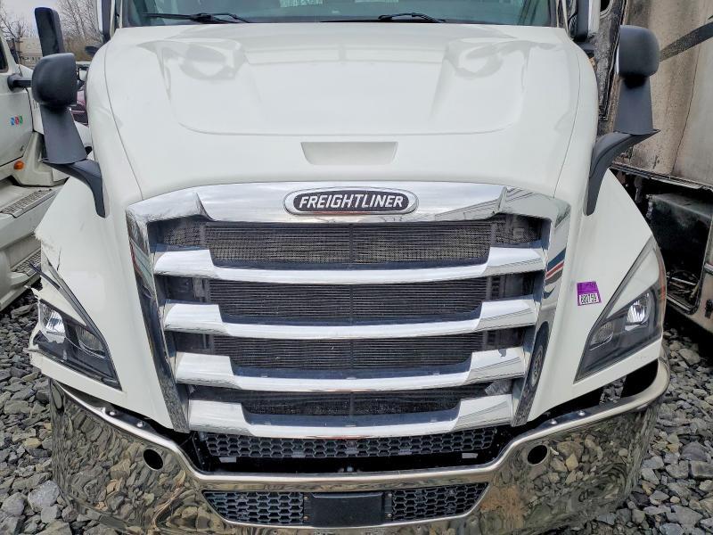2021 Freigliner 2021 Freightliner Cascadia 116 Semi Truck