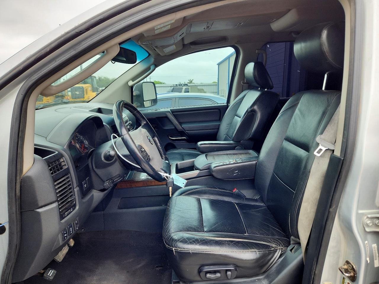 2010 Nissan Titan SE