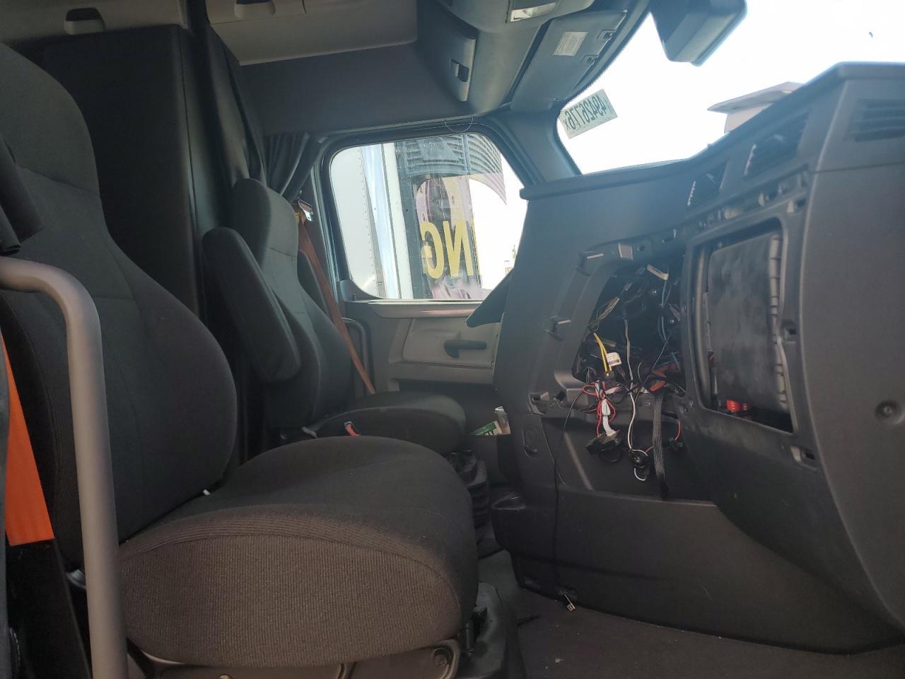 2021 Freightliner Cascadia 126
