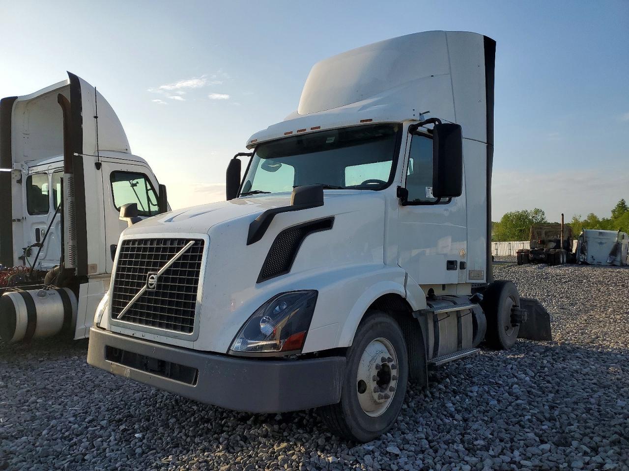 2017 Volvo VNL Semi Truck