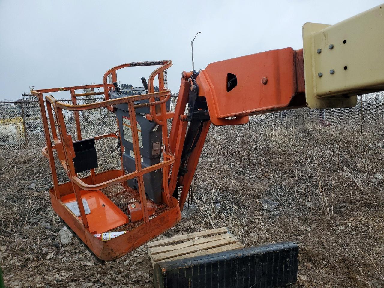 2000 JLG E300AJP