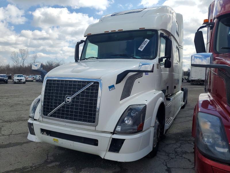 2004 Volv O VNL Semi Truck