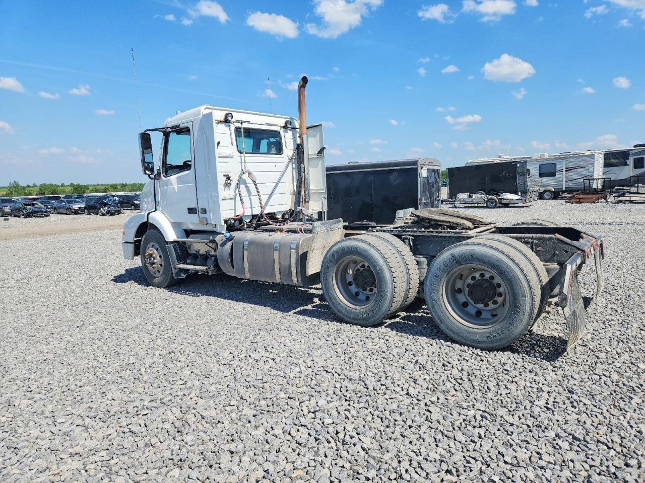 2012 Volv O VNM Semi Truck
