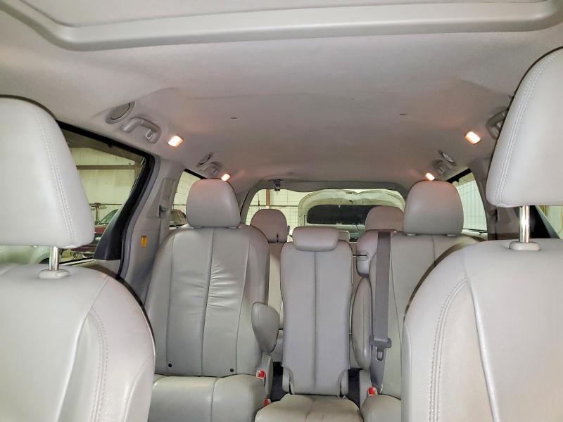 2011 Toyota Sienna xle 8-passenger