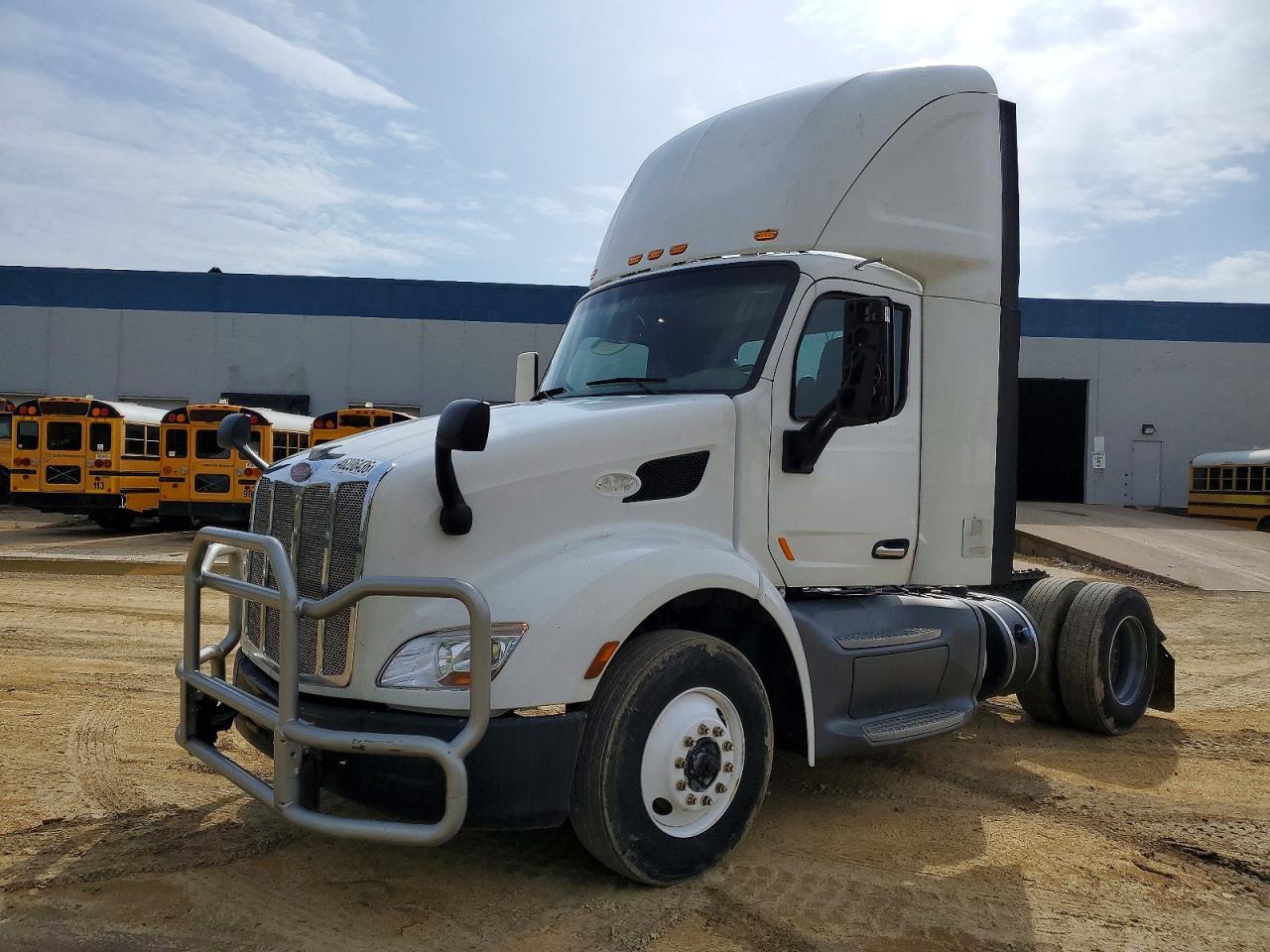 2018 Peterbilt 579 Semi Truck