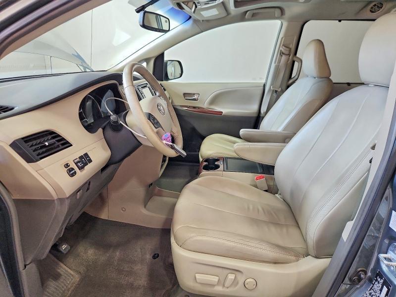 2013 Toyota Sienna xle 8-passenger