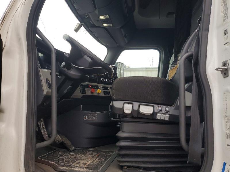 2018 Freigliner 2018 Freightliner Cascadia 126 Semi Truck