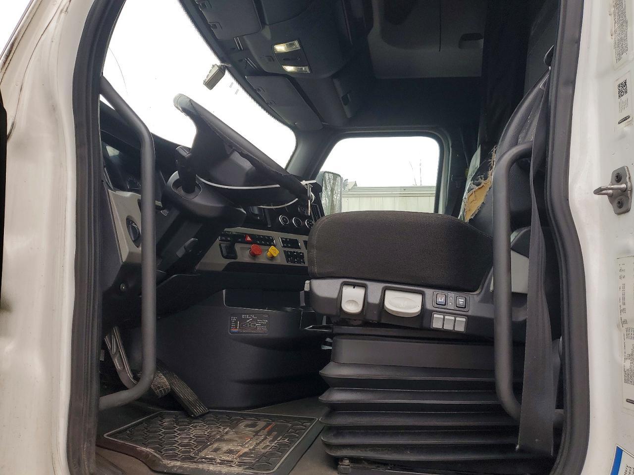2018 Freigliner 2018 Freightliner Cascadia 126 Semi Truck