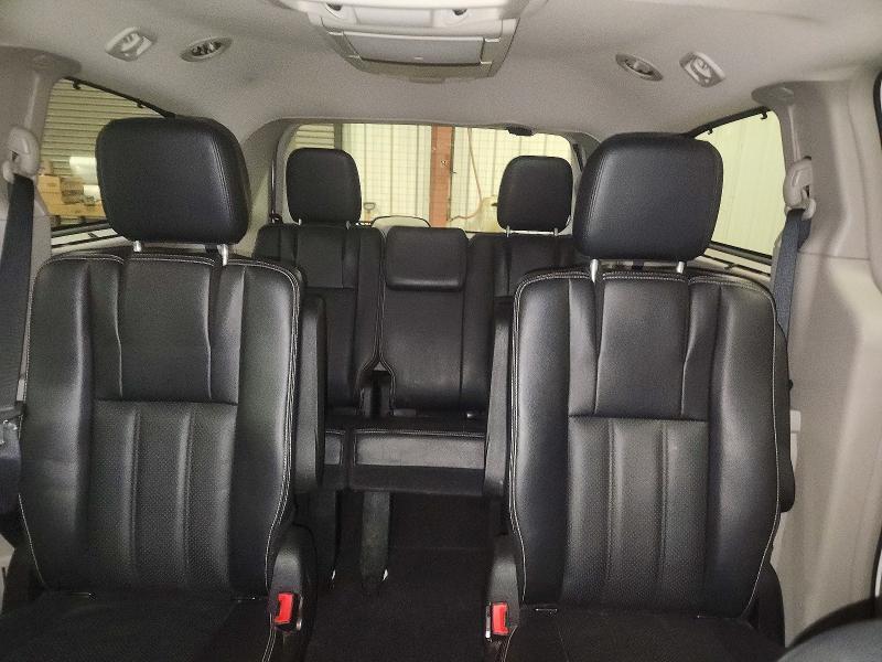 2013 Chrysler Town & Country Touring l