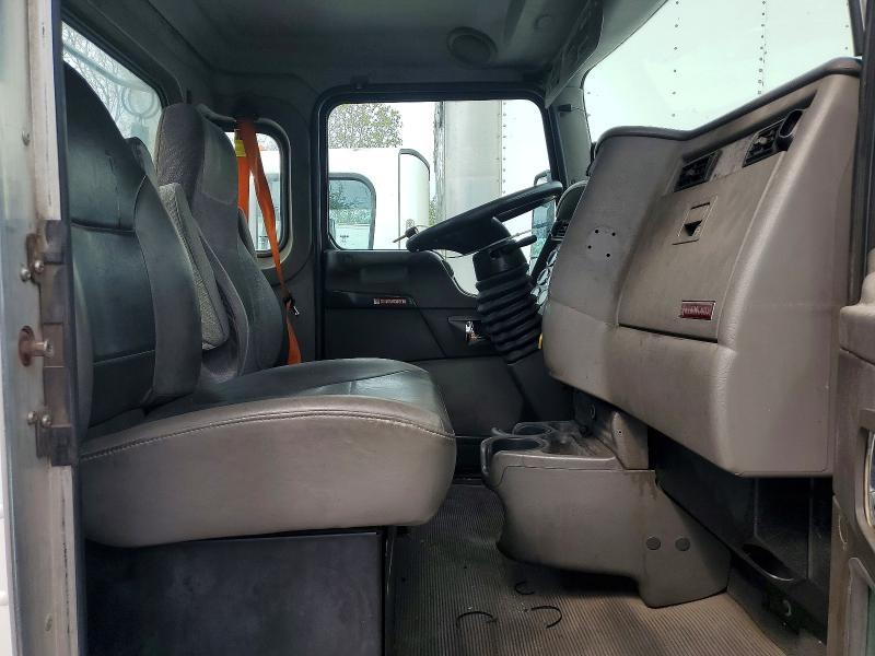 2016 Kenworth T330 Semi Truck