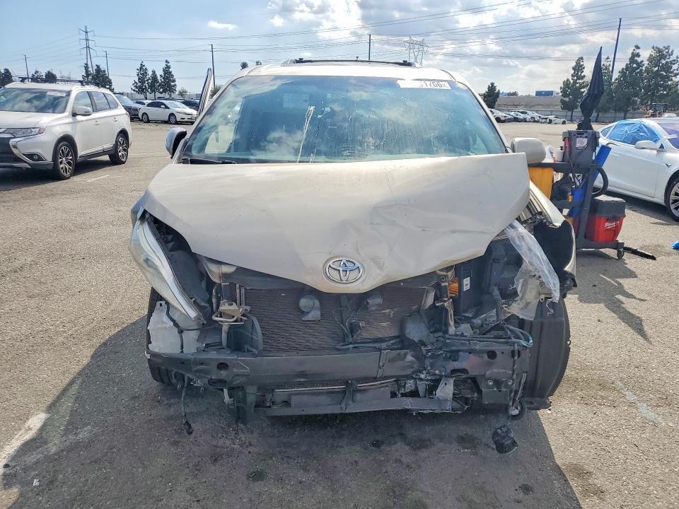 2016 Toyota Sienna xle 8-passenger