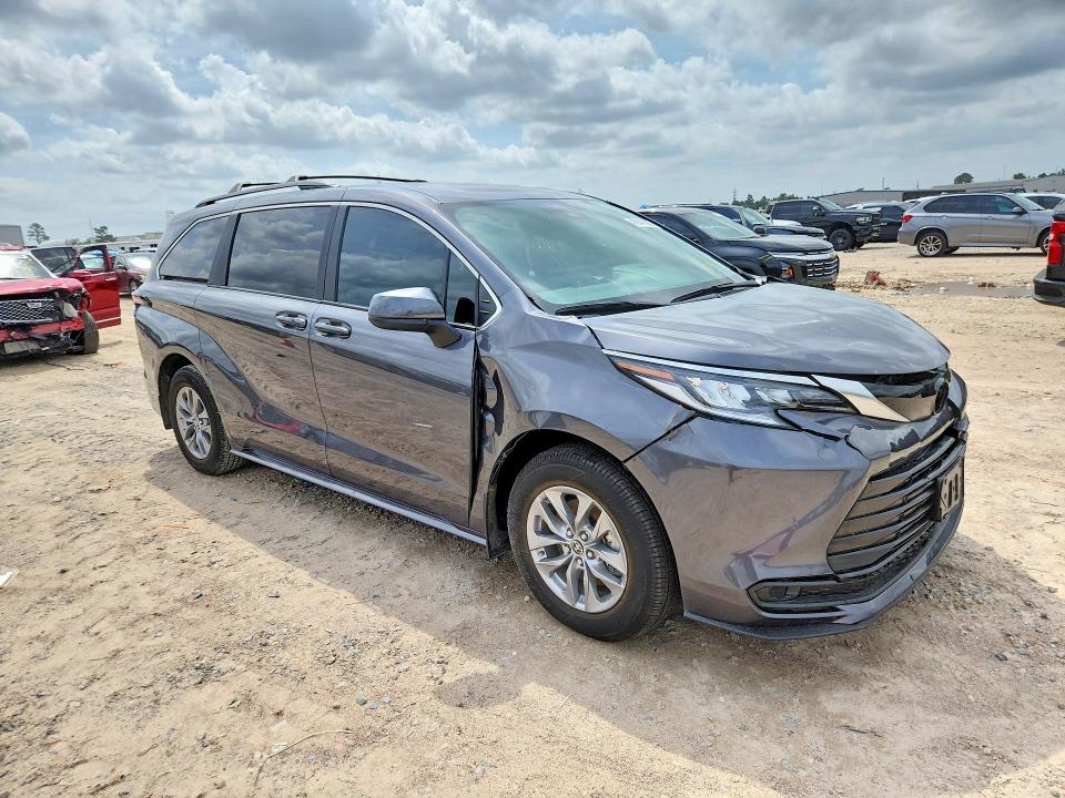 2025 Toyota Sienna le 8-passenger