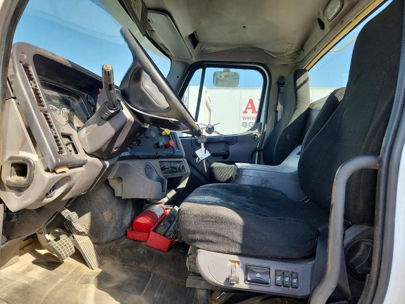 2015 Freightliner Business Class M2 Semi Truck