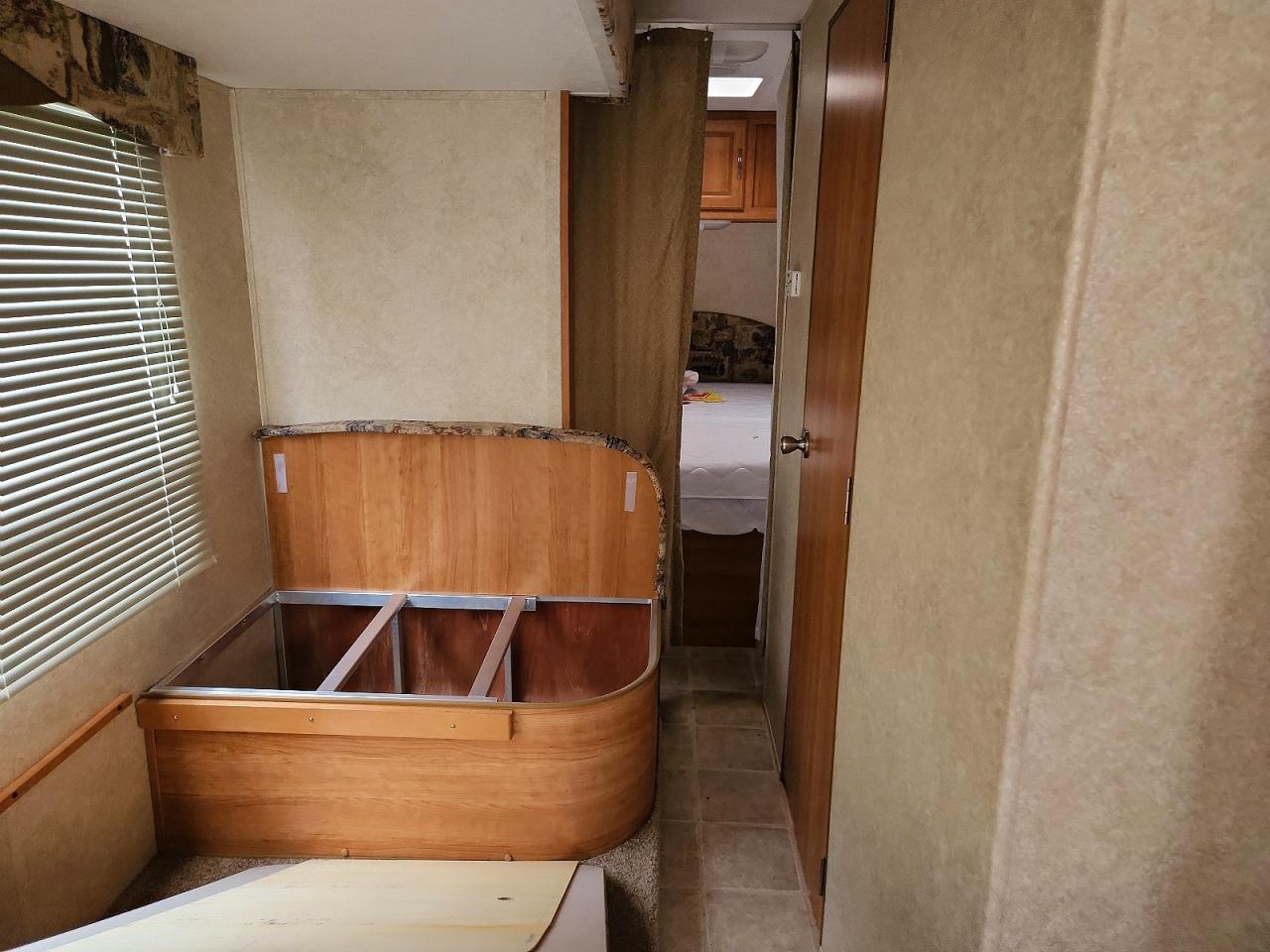 2007 Keystone Zeppeline Camper