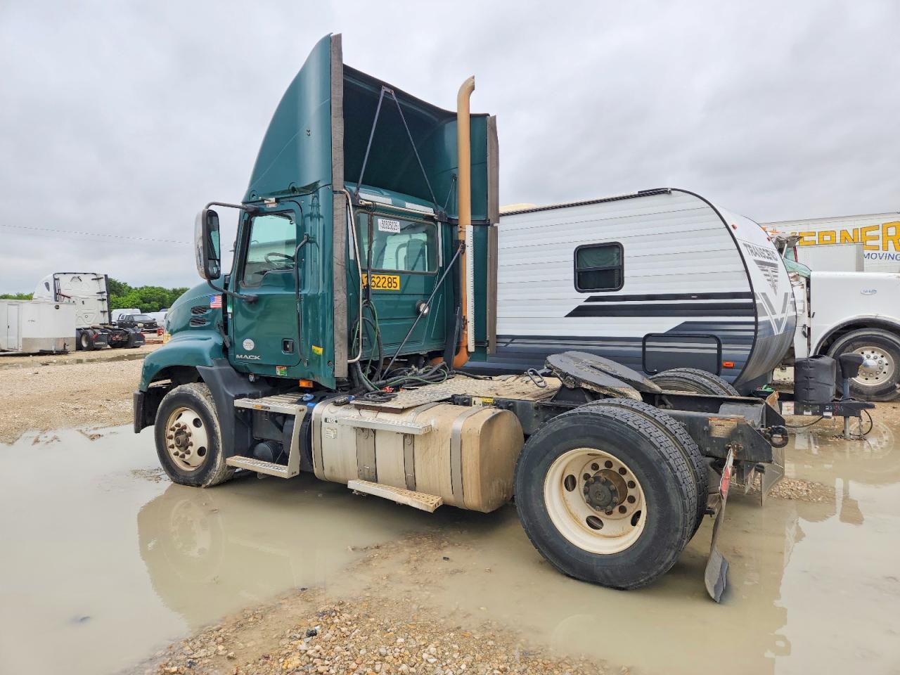 2017 Mack CXU612 Semi Truck