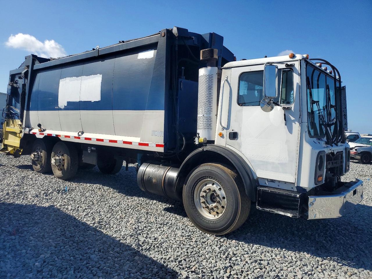 2010 Mack MRU600 Refuse Truck