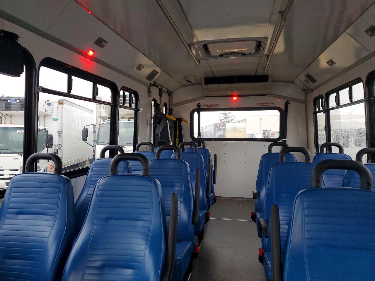 2013 Ford Econoline E450 Super Duty Cutaway Van