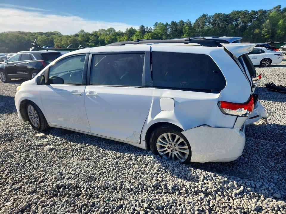 2011 Toyota Sienna xle 8-passenger