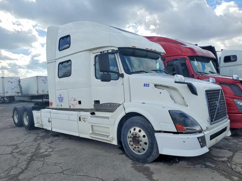 2004 Volv O VNL Semi Truck