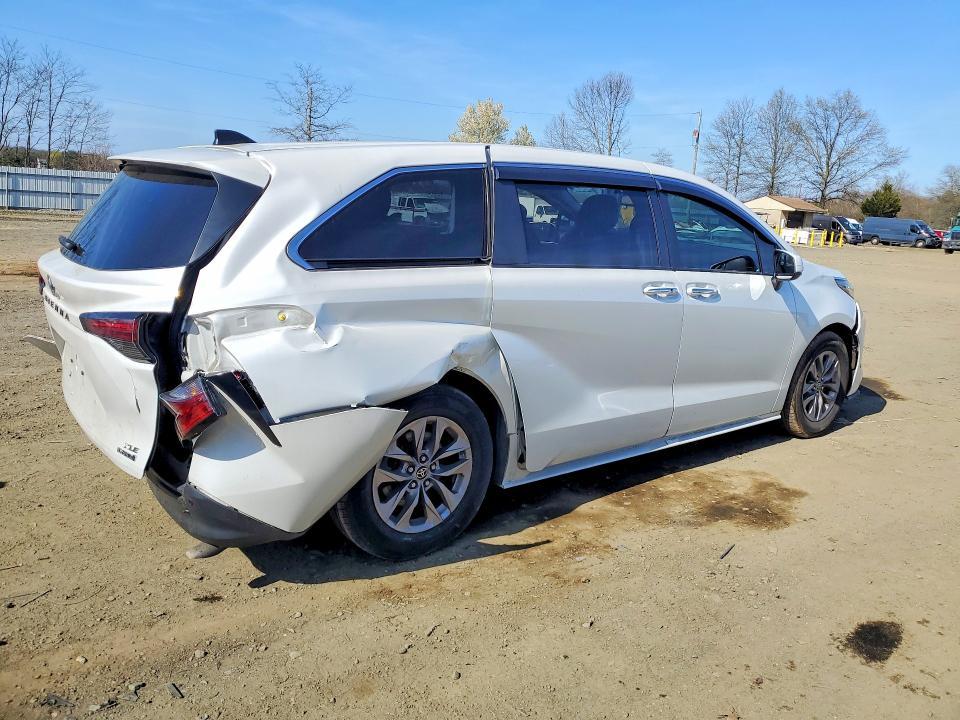2022 Toyota Sienna xle