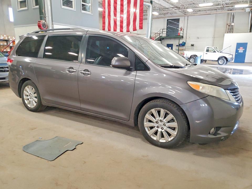 2011 Toyota Sienna xle 7-passenger