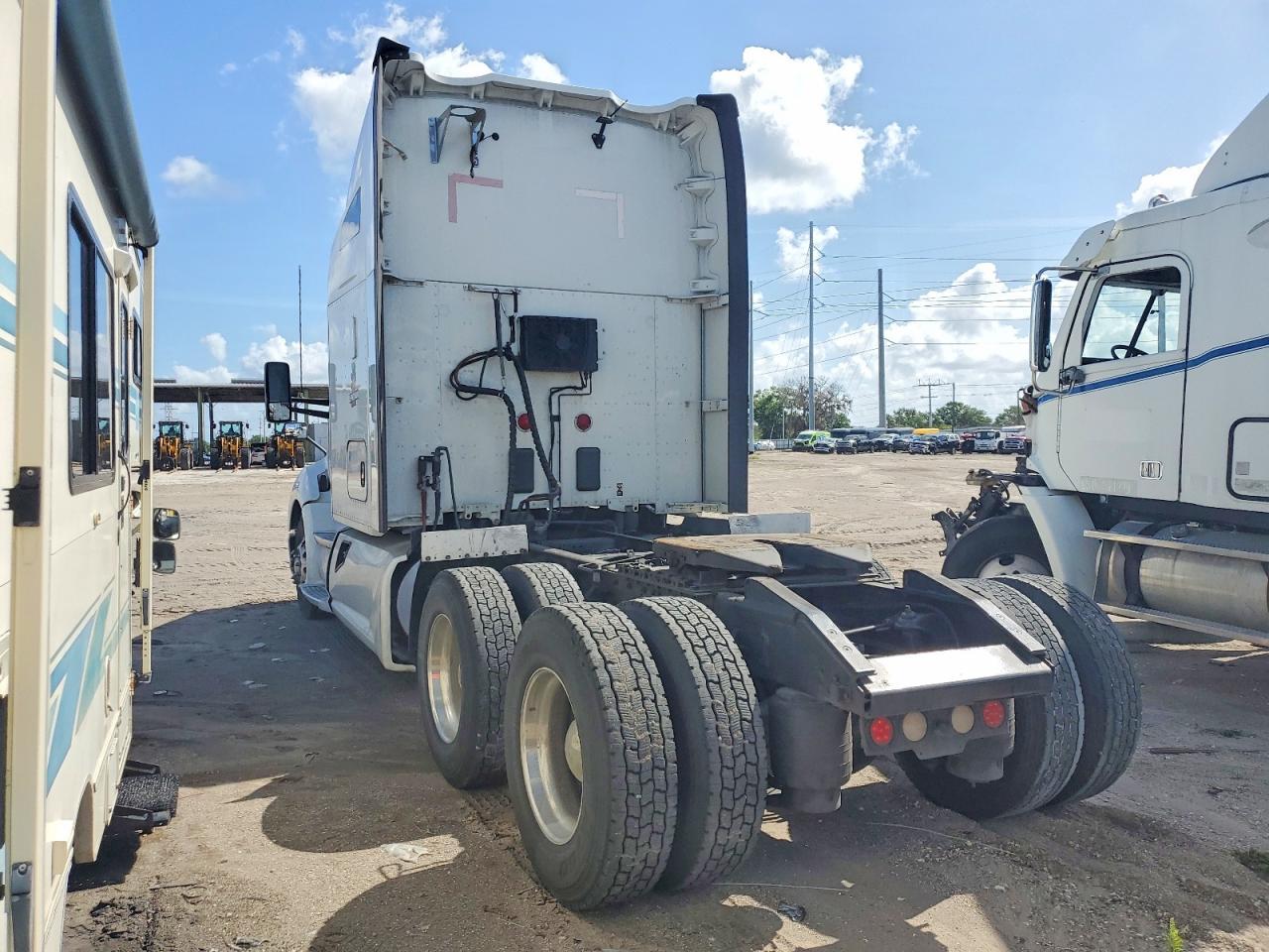 2020 Kenworth T680 Semi Truck