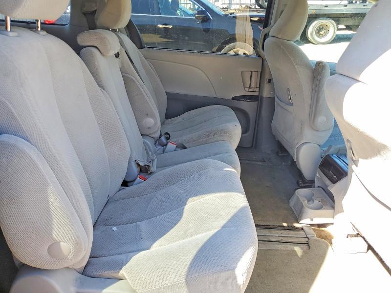 2013 Toyota Sienna le 8-passenger