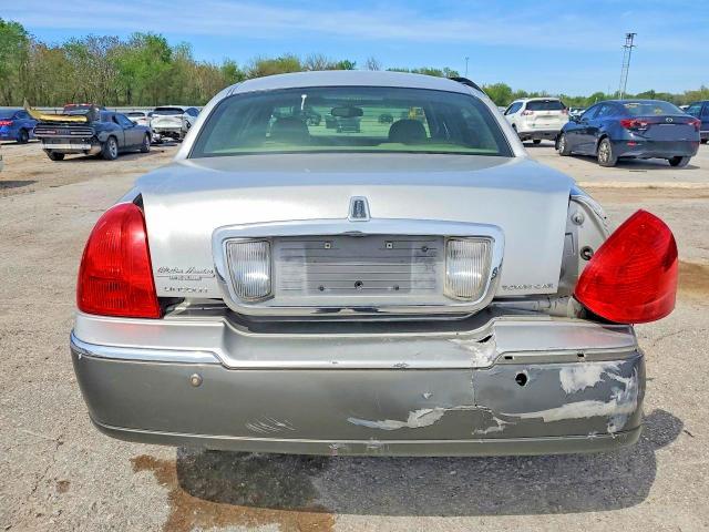 2003 Lincoln Town car Signature