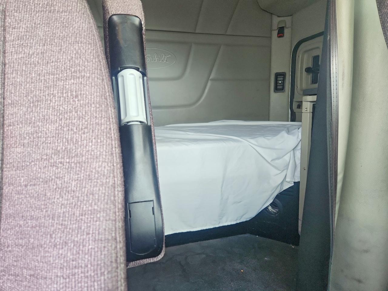 2019 Peterbilt 579 Semi Truck